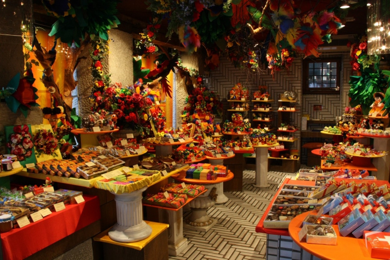 vitrine-PEILLON-min_candy_store_chocolate_shop_chocolate_switzerland-393515